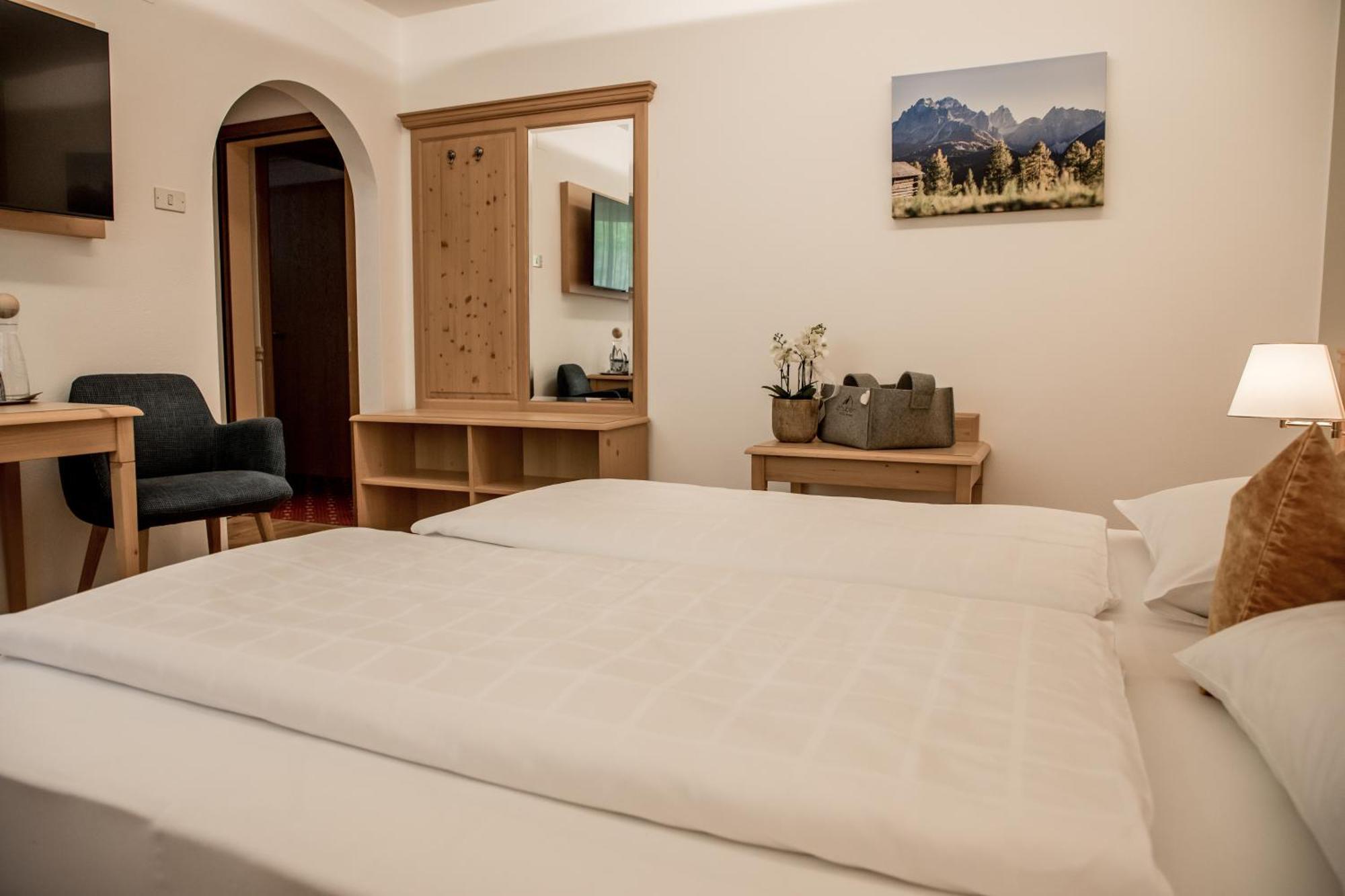 Hotel Gruber Sexten Ruang foto