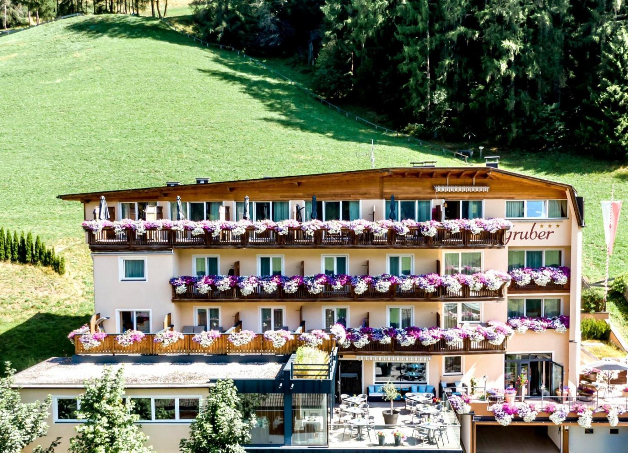 Hotel Gruber Sexten Bagian luar foto